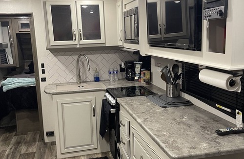 Taft Casa | Cozy RV 1Bedroom With Cali King bed, Double bunk beds, 1Bath, Private