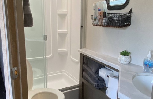 Taft Casa | Cozy RV 1Bedroom With Cali King bed, Double bunk beds, 1Bath, Private