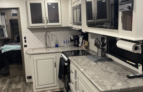 Taft Casa | Cozy RV 1Bedroom With Cali King bed, Double bunk beds, 1Bath, Private
