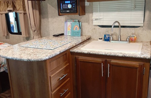 Somerville Casa | Cozy RV at entrance to Lake Somerville
