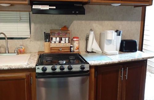 Somerville Casa | Cozy RV at entrance to Lake Somerville