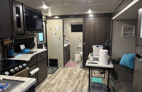 Tropic Casa | Cozy RV in Beach Art District in Melbourne with AC, WiFi, & Pet-Friendly!