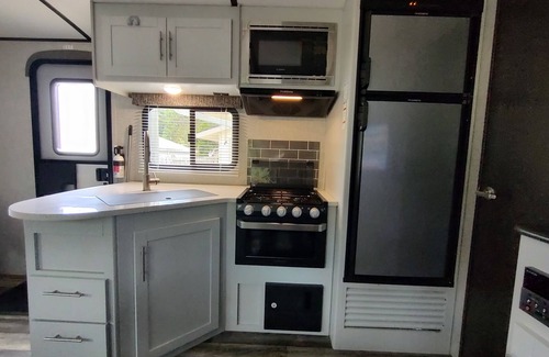 Klamath Casa | Cozy RV in Quaint Klamath with AC, WiFi, DISH network, fully hooked up.