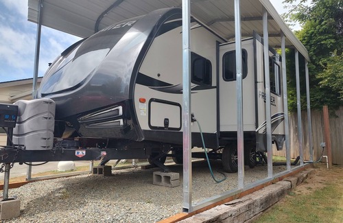 Klamath Casa | Cozy RV in Quaint Klamath with AC, WiFi, DISH network, fully hooked up.