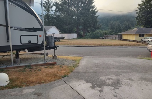 Klamath Casa | Cozy RV in Quaint Klamath with AC, WiFi, DISH network, fully hooked up.