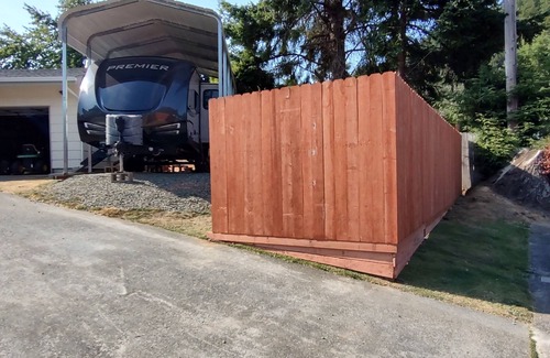 Klamath Casa | Cozy RV in Quaint Klamath with AC, WiFi, DISH network, fully hooked up.