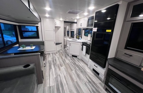 Stafford Casa | Cozy RV in Wonderful Stafford with AC, WiFi. Fully equipped!!