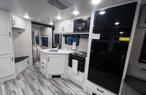 Stafford Casa | Cozy RV in Wonderful Stafford with AC, WiFi. Fully equipped!!