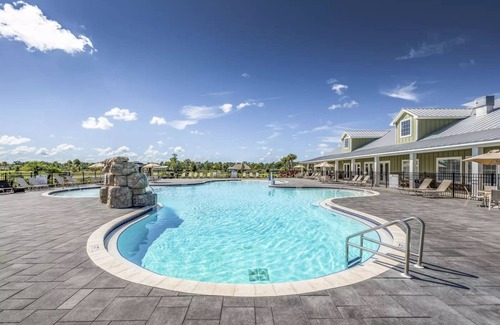Frostproof Alquiler De RV | Cozy RV Site with Pool, Lakes and Tiki Bar in enchanting Lake Wales