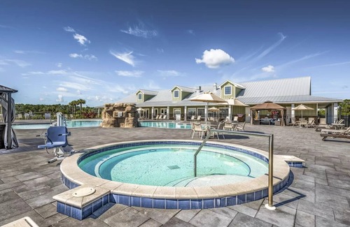 Frostproof Alquiler De RV | Cozy RV Site with Pool, Lakes and Tiki Bar in enchanting Lake Wales