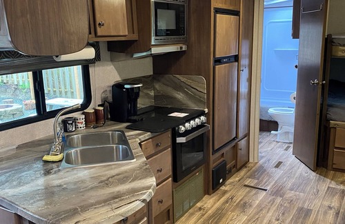 Cohassett Beach Casa | Cozy RV with AC and WiFi for ‘glamping’ in Westport, a short walk to the beach.
