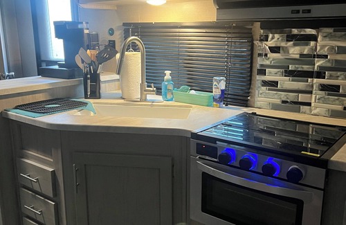 Colington Casa | Cozy RV with WiFi and AC in Welcoming Grandy
