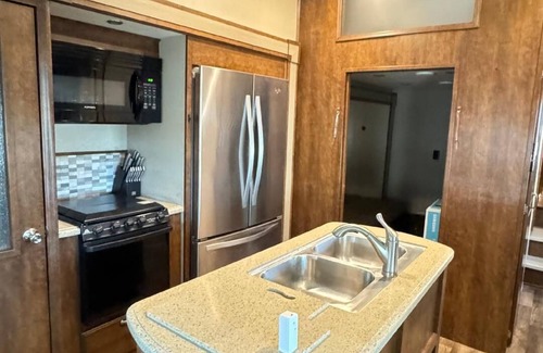 Palmetto Casa | Cozy RV with WiFi, Wood Deck w/awning in marvelous Palmetto