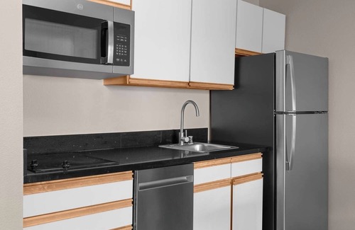 Sacramento Hotel | Cozy Sacramento Suite w/ Separate Living Area & Full Kitchen