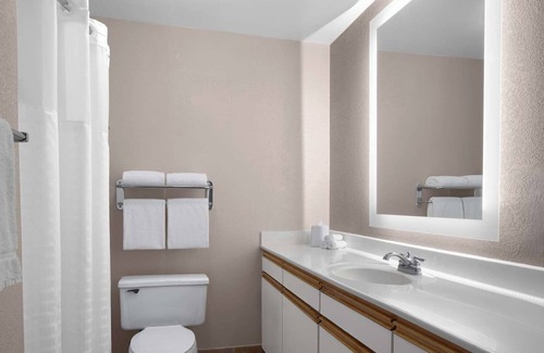 Sacramento Hotel | Cozy Sacramento Suite w/ Separate Living Area & Full Kitchen