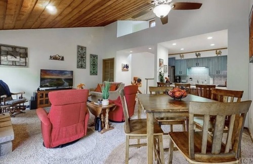 Sapphire Casa | Cozy Sapphire Townhome