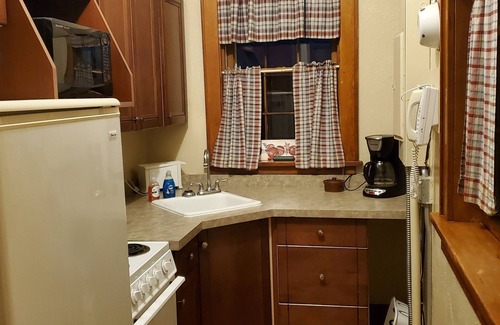 Barnes County Cabina | Cozy schoolhouse cabin in lovely Valley City with AC, WiFi, pet friendly.