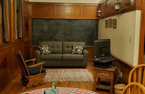 Barnes County Cabina | Cozy schoolhouse cabin in lovely Valley City with AC, WiFi, pet friendly.