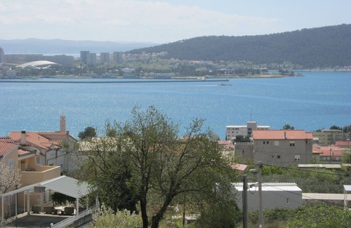 Kastel Sucurac Apartamento | Acogedor apartamento con vistas al mar Marinely con gran jardín y barbacoa