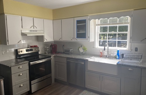 Wilmington Cabaña | Cozy Seahawks Coastal Cottage Close to Everything