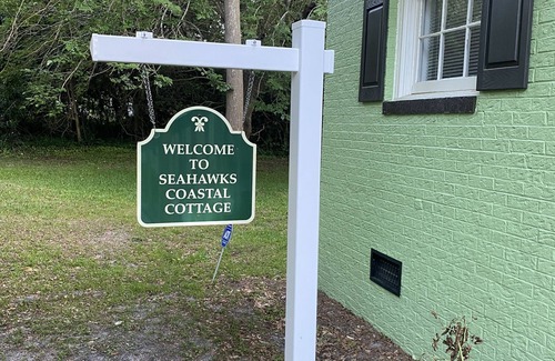 Wilmington Cabaña | Cozy Seahawks Coastal Cottage Close to Everything