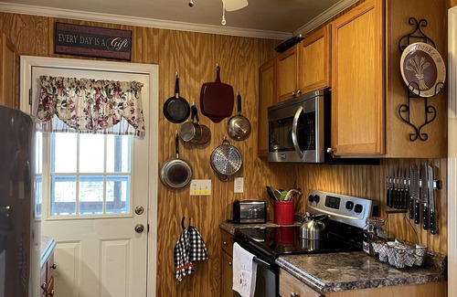 Mocksville Cabina | Cozy Secluded Cabin on 50 Acre Horse Ranch