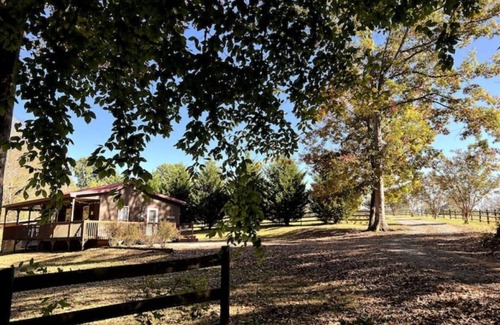 Mocksville Cabina | Cozy Secluded Cabin on 50 Acre Horse Ranch