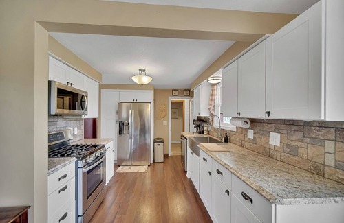 Michigan City Casa | Cozy Secluded Estate with a Private Pond - Easy Access and Pet Friendly