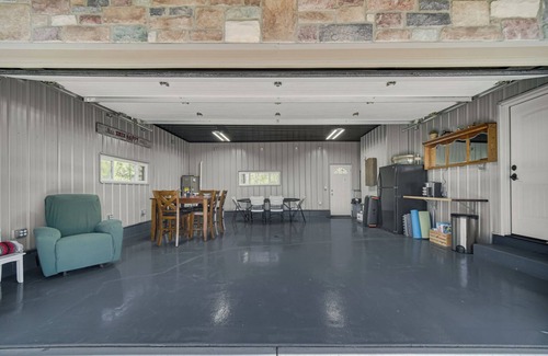 Michigan City Casa | Cozy Secluded Estate with a Private Pond - Easy Access and Pet Friendly