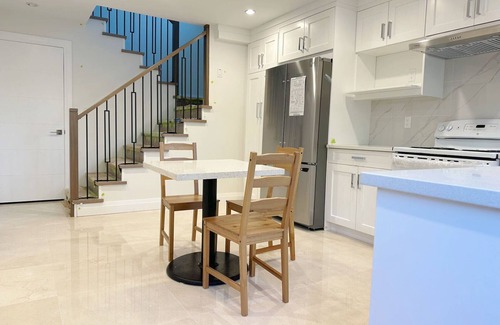 Arbutus Ridge Casa | Cozy second-floor room for staying (E)