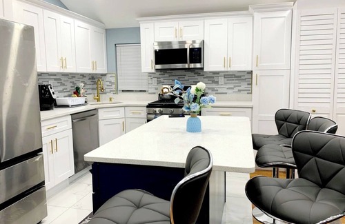 Rochdale Apartamento | Cozy & Serene 3-bedroom Apartment with AC, WiFi,TV'S Near JFK Airport- Queens NY