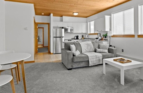 Fairways Casa | Cozy Ski-in 1 Bed Suite. Short walk to the Village & Ski Lifts. Family-Friendly.