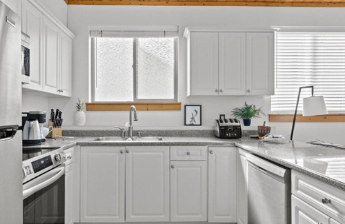 Fairways Casa | Cozy Ski-in 1 Bed Suite. Short walk to the Village & Ski Lifts. Family-Friendly.