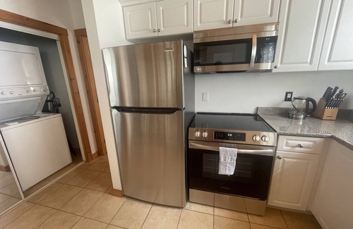 Fairways Casa | Cozy Ski-in 1 Bed Suite. Short walk to the Village & Ski Lifts. Family-Friendly.