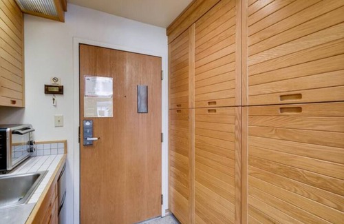 Mountain House Apartamento | Cozy Ski in/Ski out studio steps from the lift!