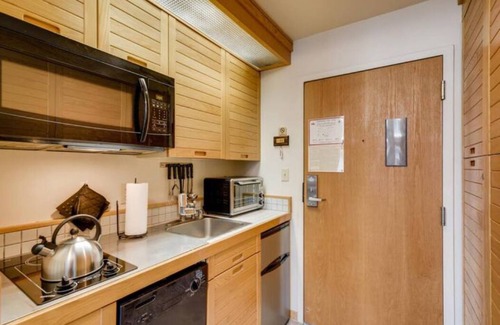 Mountain House Apartamento | Cozy Ski in/Ski out studio steps from the lift!