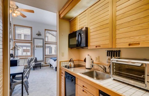 Mountain House Apartamento | Cozy Ski in/Ski out studio steps from the lift!