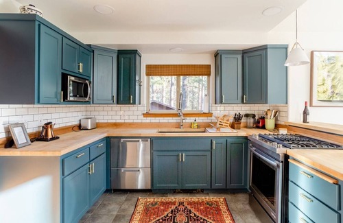 Westbrook Meadows Cabina | Cozy Ski Retreat Bend Oregon - Hot Tub, Wi-Fi, trail access