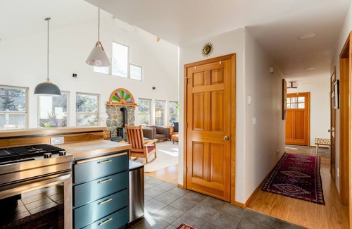 Westbrook Meadows Cabina | Cozy Ski Retreat Bend Oregon - Hot Tub, Wi-Fi, trail access