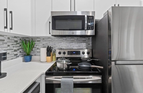 Northwest Edmonton Casa | Cozy | Sleeps 10 | AC | FirePlace | Near West Edmonton Mall |King Bed