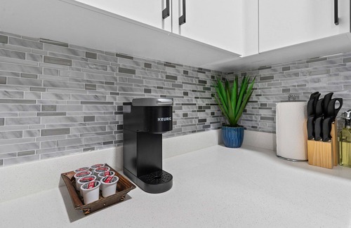 Northwest Edmonton Casa | Cozy | Sleeps 10 | AC | FirePlace | Near West Edmonton Mall |King Bed