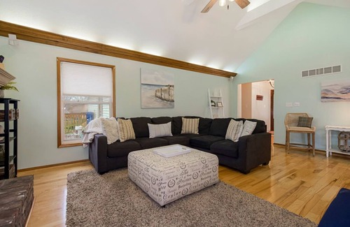 Raytown Casa | Cozy Sleeps 12 Updated 1800sqft home NO STAIRS
