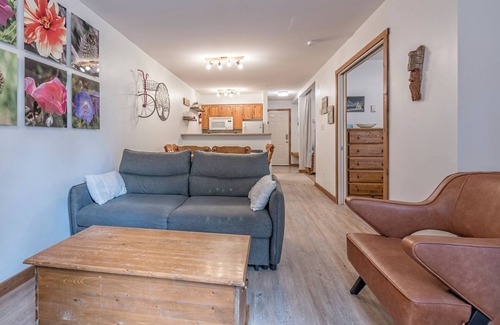 Silver Star Mountain Condominio | Slopeside 1 bedroom + alcove Creekside condo with full kitchen & gas fireplace.