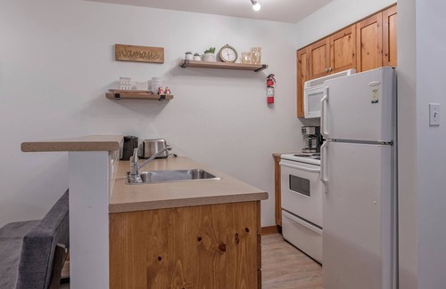 Silver Star Mountain Condominio | Slopeside 1 bedroom + alcove Creekside condo with full kitchen & gas fireplace.