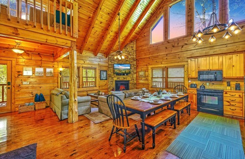 Gatlinburg - Pigeon Forge Cabina | Cozy Smoky Mountain Cabin with Hot Tub 🐶 PET FRIENDLY. ♥️