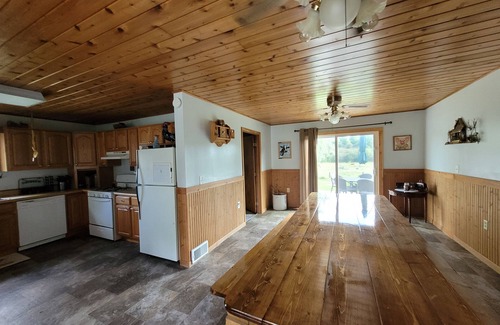 Paris Casa | Cozy snowmobilers/ATV retreat. 3 miles from Manistee Ntl Forest/Rails to Trails