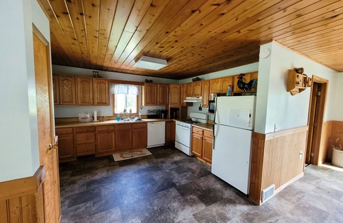 Paris Casa | Cozy snowmobilers/ATV retreat. 3 miles from Manistee Ntl Forest/Rails to Trails