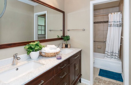 Park Forest - LA North Casa | Cozy spacious 3 bedroom 2 bathroom home.