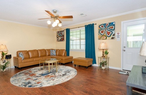 Park Forest - LA North Casa | Cozy spacious 3 bedroom 2 bathroom home.