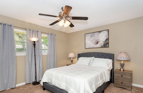 Park Forest - LA North Casa | Cozy spacious 3 bedroom 2 bathroom home.